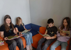 Dzieci siedzą na kanapach