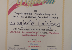 Dyplom z napisem 1 miejsce dla ZSP nr 9 w Bełchatowie w konkursie profilaktycznym "Sobą być - bez nałogów żyć"