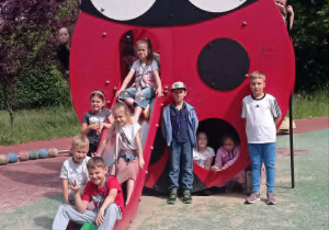 Radosne dzieci stoją przy dużej biedronce