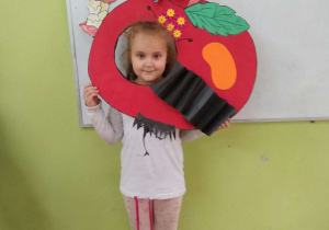 Dziewczynka w jabłkowej fotobudce