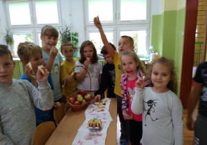 Jabłkowe świętowanie uczniów ze świetlicy szkolnej dzieci jedzą jabłka