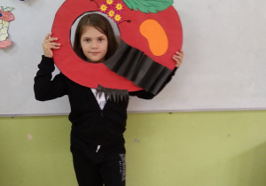 Dziewczynka w jabłkowej fotobudce