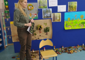 pani leśnik stoi na tle dekoracji
