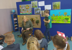 Dzieci na spotkaniu z panią leśnik