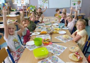 dzieci przygotowują zdrowy posiłek