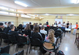 uczniowie w sali podczas wykładu
