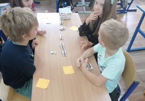 Turniej Gier Planszowych. dzieci siedzące przy stoliku
