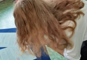 dziewczyna podpisuje pismo
