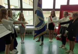Uczniowie składają przysięgę do samorządu uczniowskiego