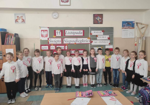 Dzieci klasy 1c otrzymały obrazki godła i flagi do pokolorowania