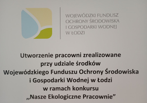 Tabliczka z napisem: Utworzenie nowoczesnej ekopracowni w Zespole Szkolno‑Przedszkolnym nr 9 w Bełchatowie w ramach konkursu Nasze Ekologiczne Pracownie- edycja 2024.