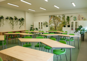 Sala lekcyjna jako ekopracownia w kolorach zieleni i drewna